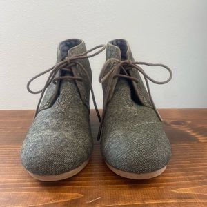 Size 10, women’s, Tom’s.